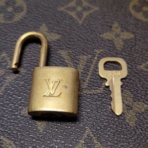 ⭐ #335 vintage Louis Vuitton padlock and ke